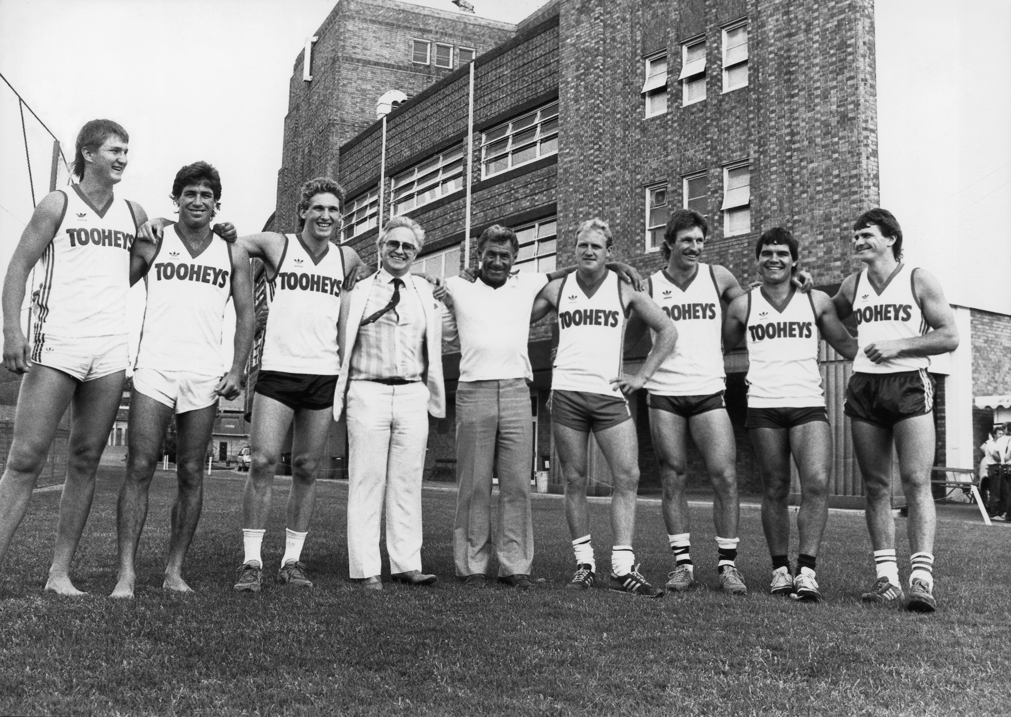 1986 recruits including Gerard Healy David Bolton Bernard Toohey Greg Williams coach Tom Hafey and Dr Geoffrey Edelsten behind old SCG Noble Stand