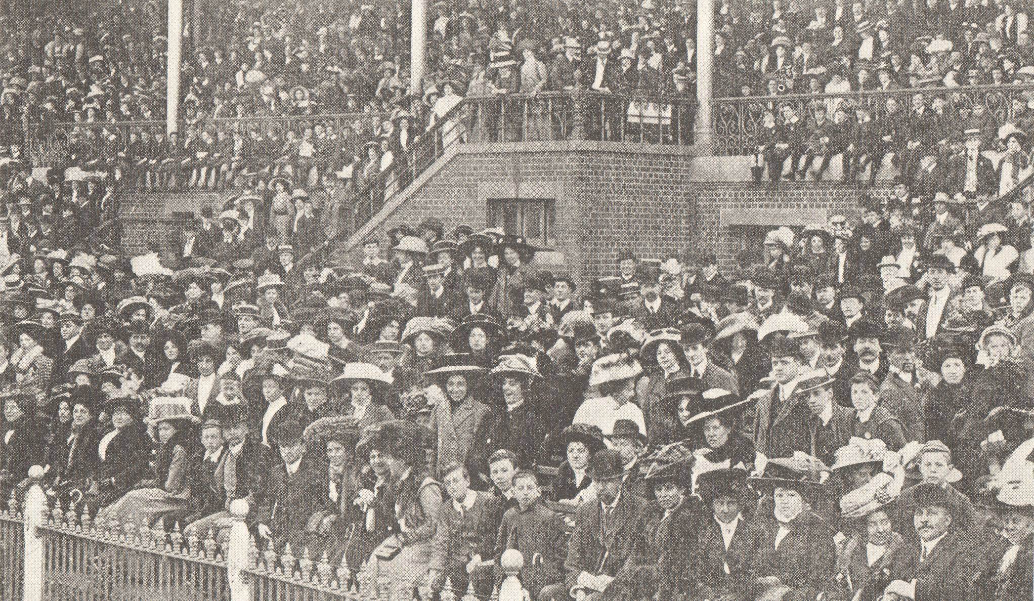 The crowd at Lake Oval early 1900s copy