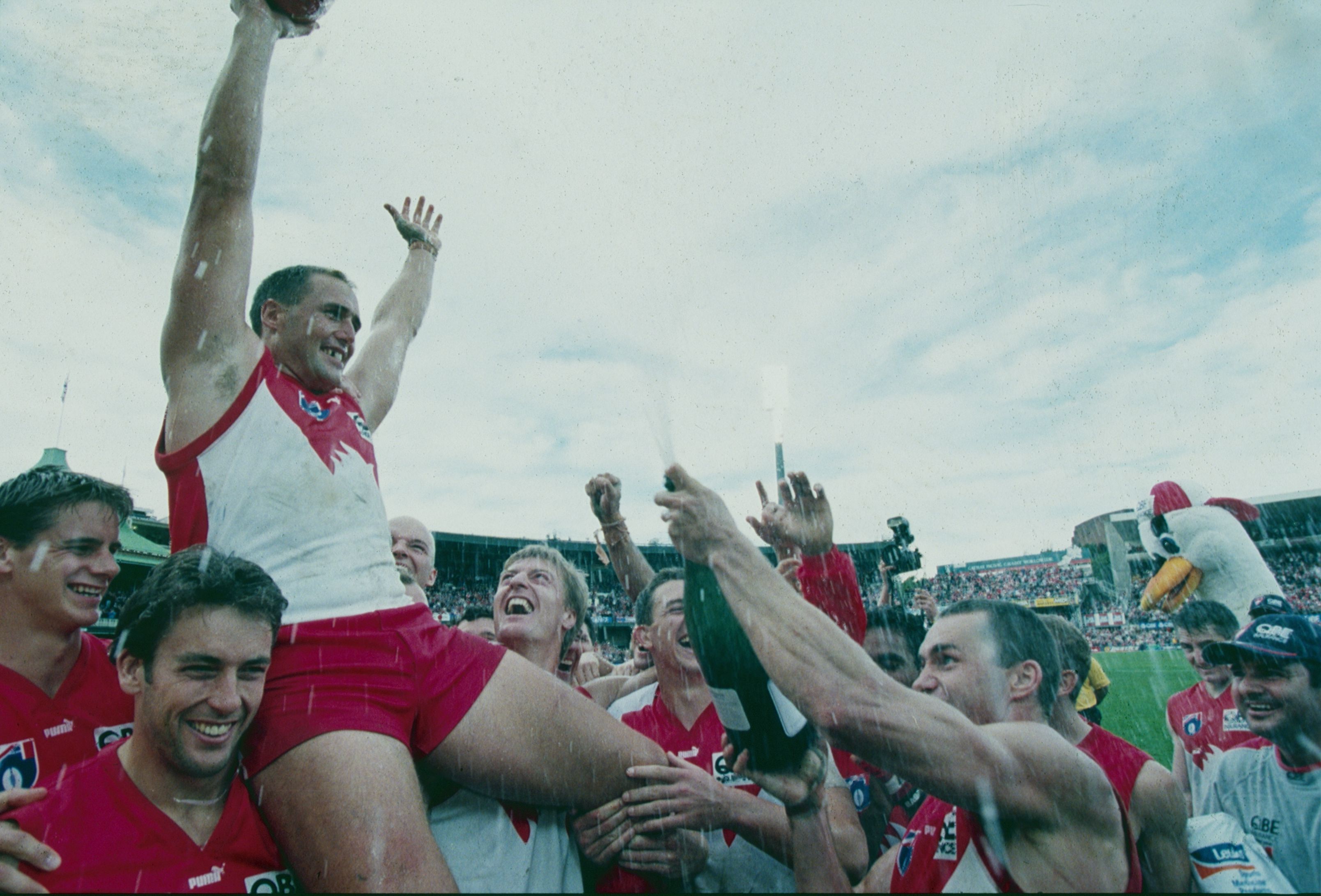 Tony Lockett r10 1999 chaired off after 1300th goal the iconic photo